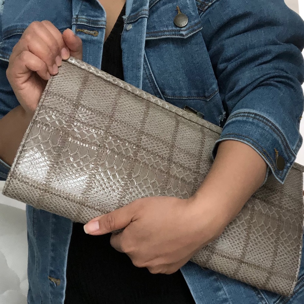 🔥 2 for $30 Deal! Gorgeous clutch w gold chain